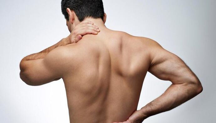 O hernie intervertebrală se manifestă prin dureri de spate și contribuie la deteriorarea potenței